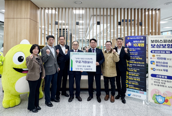 강춘식 회장(가운데왼쪽)과 오주현 본부장(가운데오른쪽)이         기념 촬영하고 있다.