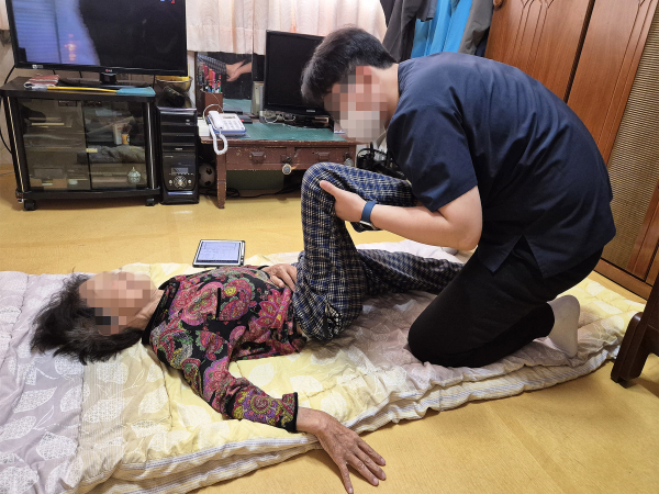 맞춤형 방문운동 지원사업에 참여한 물리치료사가 어르신 가정을 방문해 스트레칭 지도 모습