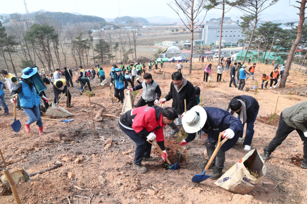 '제81회 식목일 기념 나무심기' 행사 진행 모습
