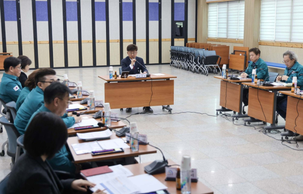 최충규 대덕구청장과 대덕구 간부공무원 및 관계자들이 27일 구청 대회의실에서 새일복합문화센터 건립을 위해 건축기획 용역 착수보고회 진행