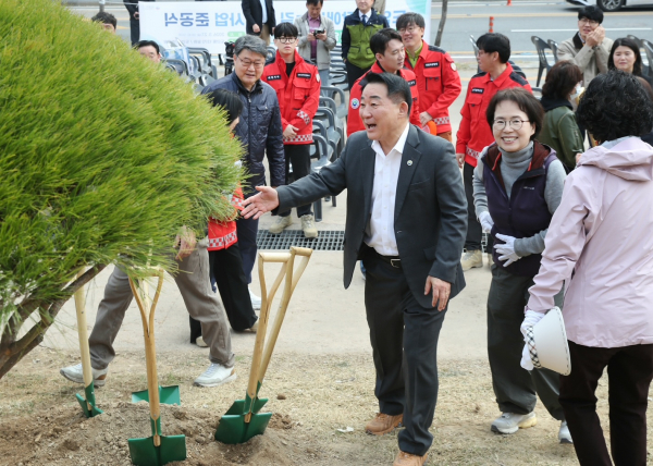 27일 도안동 1370 일원에서 진행된 도안 무장애나눔길 준공식 및 나무심기 행사