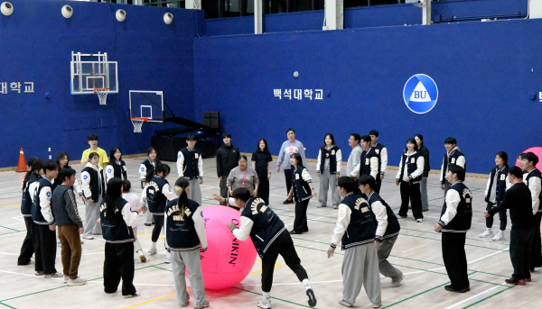 27일 교내 백석체육관에서 열린 ‘장애인과 함께하는 MT’에서 킨볼 협동 게임과 VR·XR 스포츠 체험에 참여하고 있다.