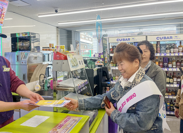 오정동 지역사회보장협가 지역 내 편의점을 방문해 위기가구 발굴 홍보 캠페인을 안내하고 있다.