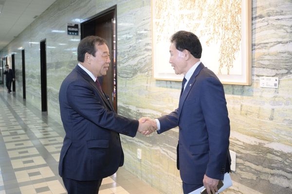 (왼쪽부터) 최민호 시장, 박용갑 의원 방문 모습