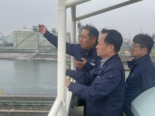 이정복 서부발전 사장(가운데)이 액화천연가스선에 올라 수송 현황을 점검하는 모습