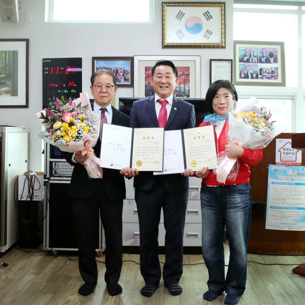 서철모 서구청장이 괴곡경로당에서 노인복지 유공자에게 표창장을 건네고 있다