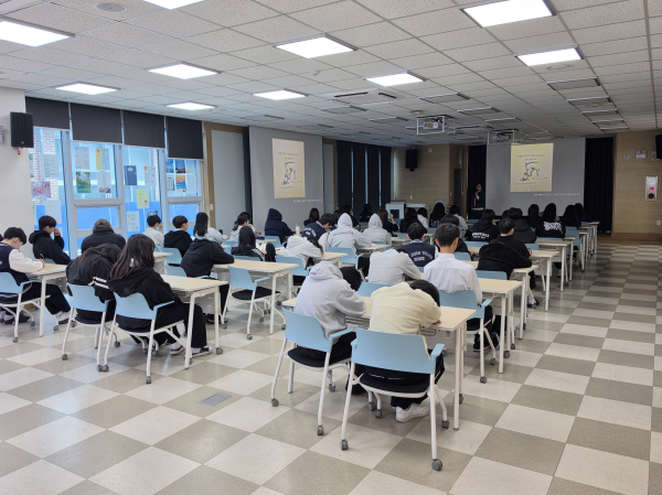 지난 3월 31일, 청양고등학교 학생들을 대상으로 전문강사가 생명존중 교육 진행 모습