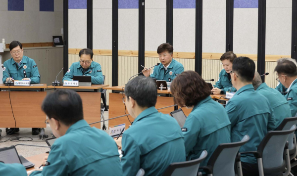 최충규 대덕구청장과 간부공무원들이 1일 구청 대회의실에서 회의 진행 모습