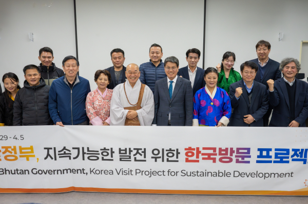 지난 1일, 벤치마킹으로 방문한 부탄방문 관계자들과 군 관계자들이 단체 기념촬영