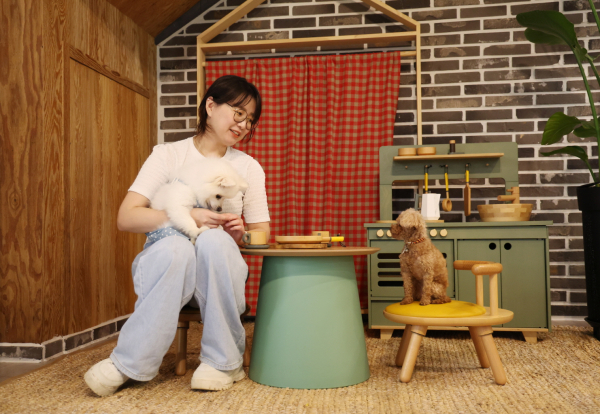 태안 소재의 한 반려동물 동반 펜션에서 시간을 보내는 모습.