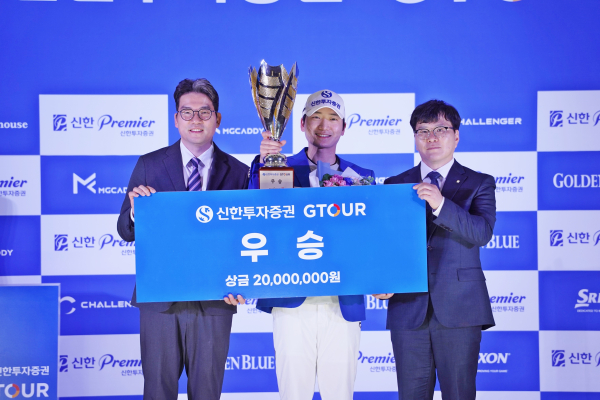 지난 4일(토) 대전 골프존조이마루에서 열린 ‘2026 신한투자증권 GTOUR’ 4차 대회 시상식에서 (왼쪽부터)골프존 손장순 전무, 우승자 최민욱, 신한투자증권 김수성 영업본부장이 기념사진