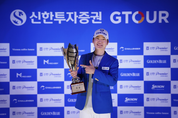 지난 4일(토) 대전 골프존조이마루에서 열린 ‘2026 신한투자증권 GTOUR’ 4차 대회 우승자 최민욱이 우승트로피를 들고 기념사진