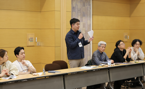 국민자문단 ‘모두랑’ 단원들이 국가상징구역 조성현장 등을 둘러본 후 국가상징구역에 필요한 기능과 실제 적용 가능성 등을 심도 있게 논의하고 있다.