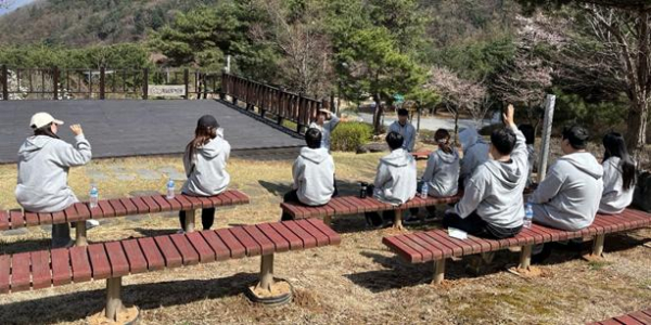 국립산림치유원(경북 영주시 봉현면 일대)에서 ‘영특한 크루’ 참가자들이 숲해먹 프로그램에 참여하기 위해 몸을 풀고 있다.