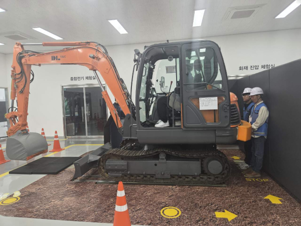 충청본부 신입직원과 저연차 직원들이 6일 대전 안전체험학교에서 장비협착체험을 하고 있다.