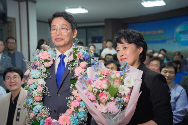 김찬술 대덕구청장 후보가 당선 직후 부인과 기념촬영을 하고 있다. (사진=김 후보 캠프 제공)