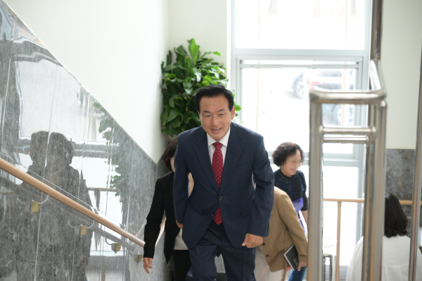 재선에 성공한 백성현 논산시장이 시정에 복귀하는 모습 / 논산시 제공