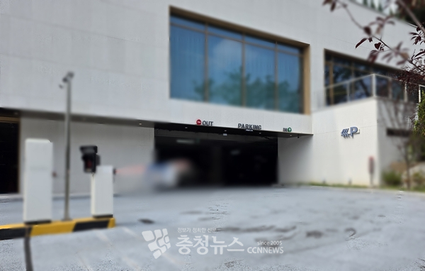 대전 서구 소재 한 예식장 주차장 진입로. 주변이 노상 주차장이어서 주말마다 예식장 방문객으로 혼잡한 상황이다.