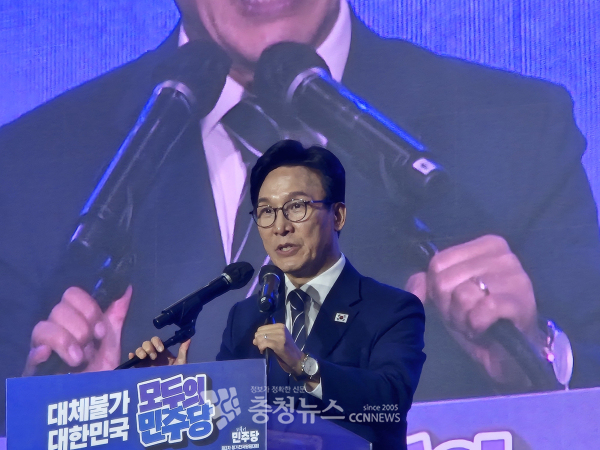 더불어민주당 김민석 신임 당대표가 수락 연설을 하고 있다.