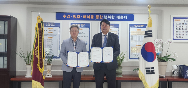 업무협약식 모습 (왼쪽부터) 천안상업고등학교 박광래 교장, 상명대학교 정동화 대학일자리본부장.
