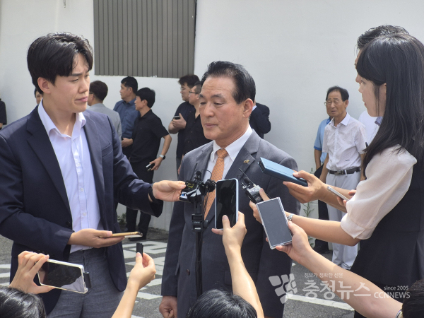 선고 직후 인터뷰에 나선 백성현 논산시장 /조홍기 기자