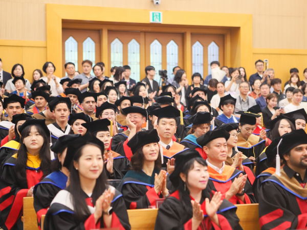 학위수여식’에 참석한 졸업생들이 서로의 새로운 출발을 축하하며 박수를 보내고 있다