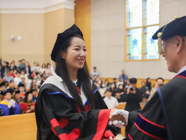 호서대학교 ‘제42회 후기 대학원 학위수여식’에서 졸업생이 학위증을 받고 있다
