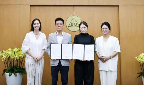 K-뷰티 전문인재 양성을 위한 업무협약 체결.(왼쪽부터 백석대 충남형계약학과 이광옥 사업단장, 백석대 송기신 총장, 박승철헤어스투디오 김미리 산학협력단 과장, 충남형 계약학과 뷰티디자인학과 김지현 주임교수)