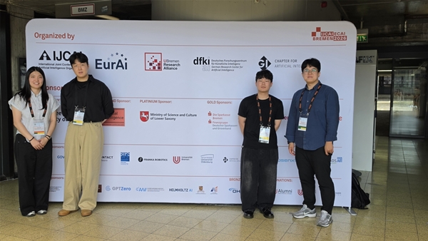 JCAI-ECAI 2026 국제학술대회에 참가한 국립한밭대학교 EcoAI Lab 연구팀이 기념촬영을 하고 있다. (왼쪽부터) 장여진 대학원생, 박준성·장현석 학부생, 이상금 교수.